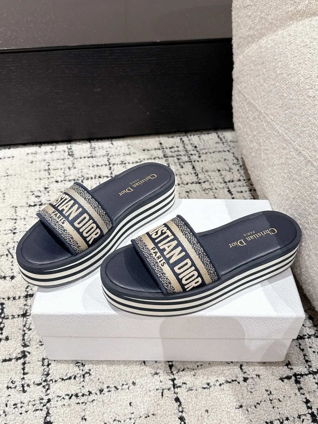 👟👟Ex-factory price 440👟👟 DIOR Dway fabric embroidered logo open toe 7cm thick sole one-word strap slippers CD letter logo three-dimensional embroidery thick bottom round toe open toe slippers The original development of the top version on the market, soft and delicate foot feel, extremely comfortable.  ✔️Upper: imported electro-embroidered cotton technical fabric ✔️Inner lining: water-dyed cowhide foot pad lining ✔️Outsole: original combination outsole ✔️Sole thickness: 7cm ✔️Size: #35-41 (40.41. Customized, non-refundable and non-exchangeable)